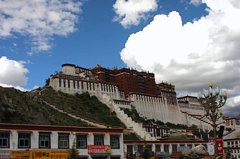005 First view of Potala from bus (IMG_1257).jpg